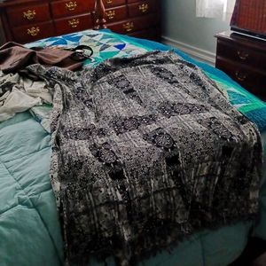 Vivante shawl with fringe